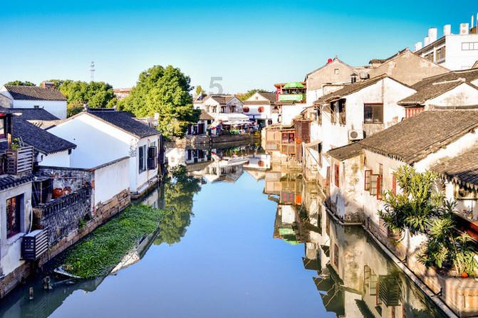 江西男子飞奔徒手接住坠楼男童，他奋不顾身的精神是否值得我们敬佩？